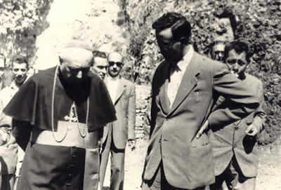 Giuseppe Dossetti con il Vescovo di Reggio Emilia, Mons. Socche, nel 1950